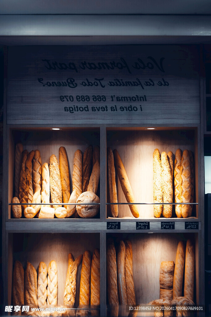 面包店货架上的美味面包