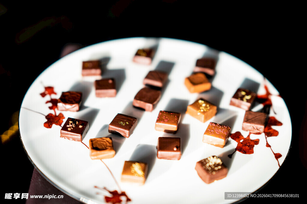 精致多样小甜点拼盘