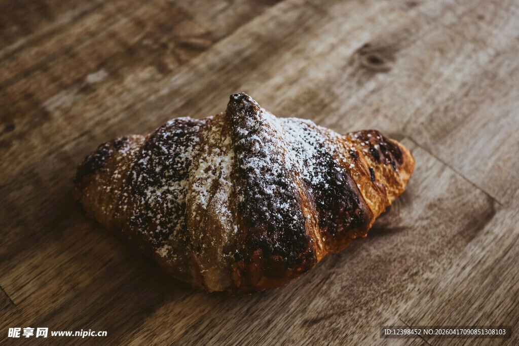 木制桌面上的美味羊角面包
