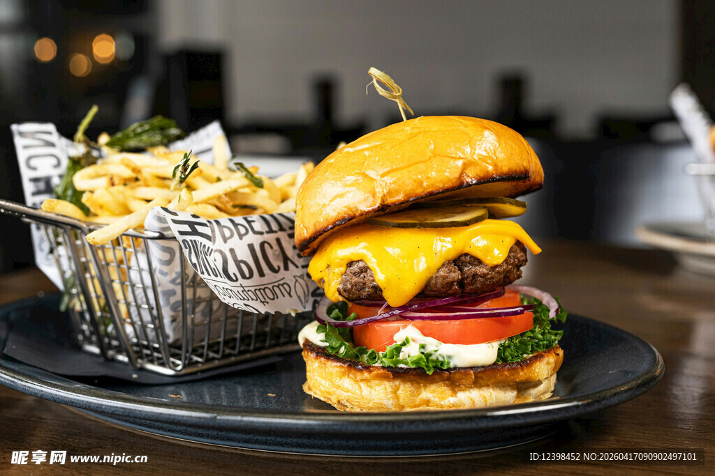 美味双层芝士汉堡配薯条