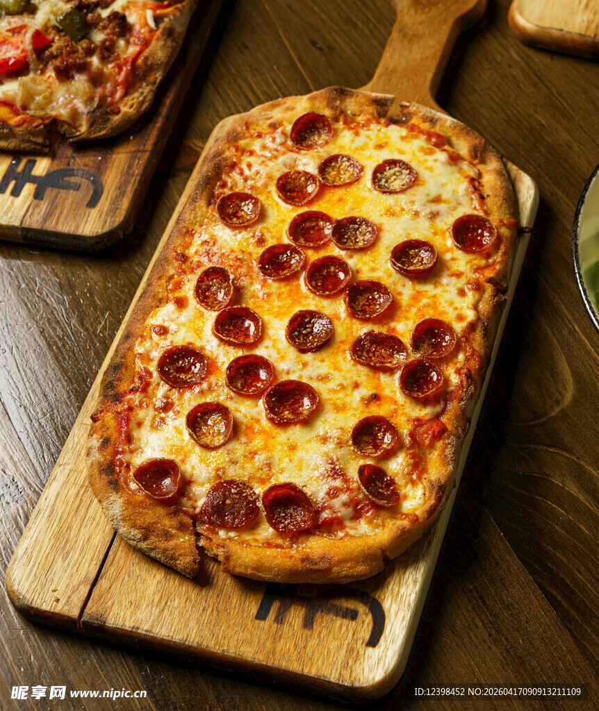 美味香肠披萨置于木盘上