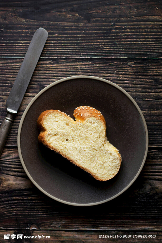 平底锅中的一片烤面包