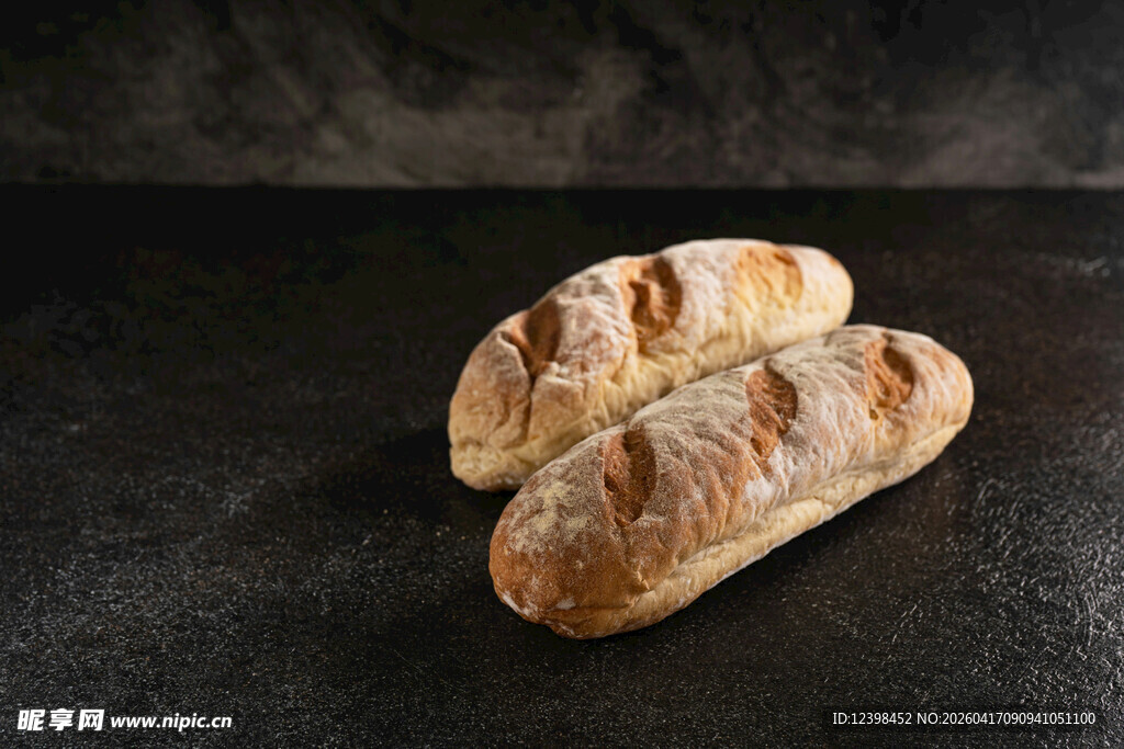 两块美味法棍面包