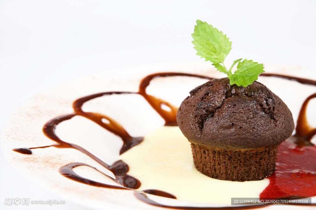 巧克力松饼配精致装饰