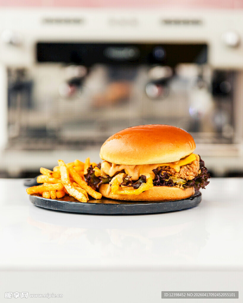 美味汉堡配金黄薯条