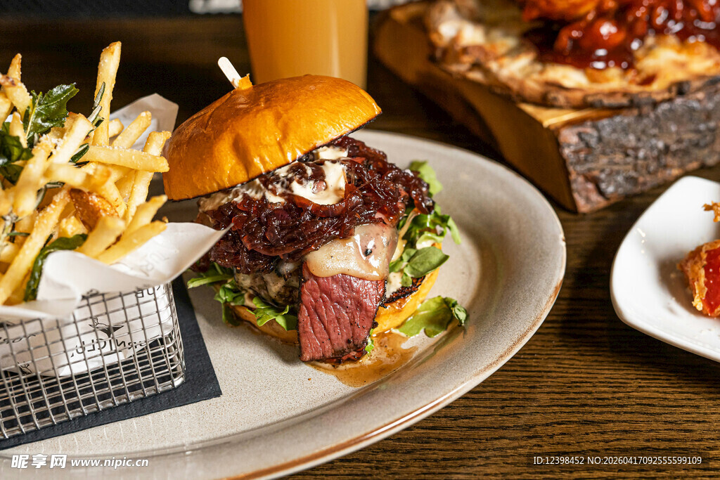 美味牛肉汉堡配金黄薯条