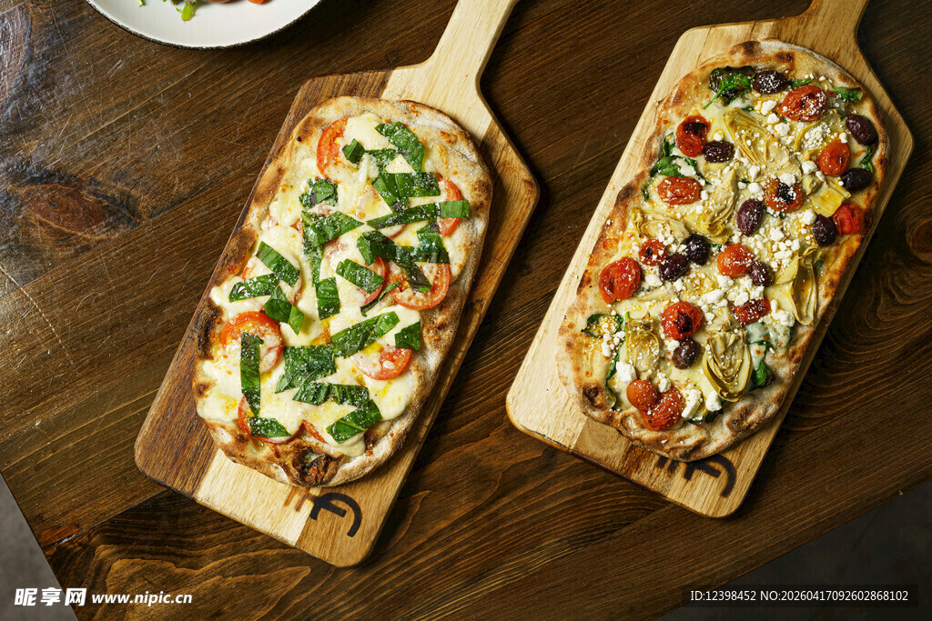 美味多彩披萨置于木盘上