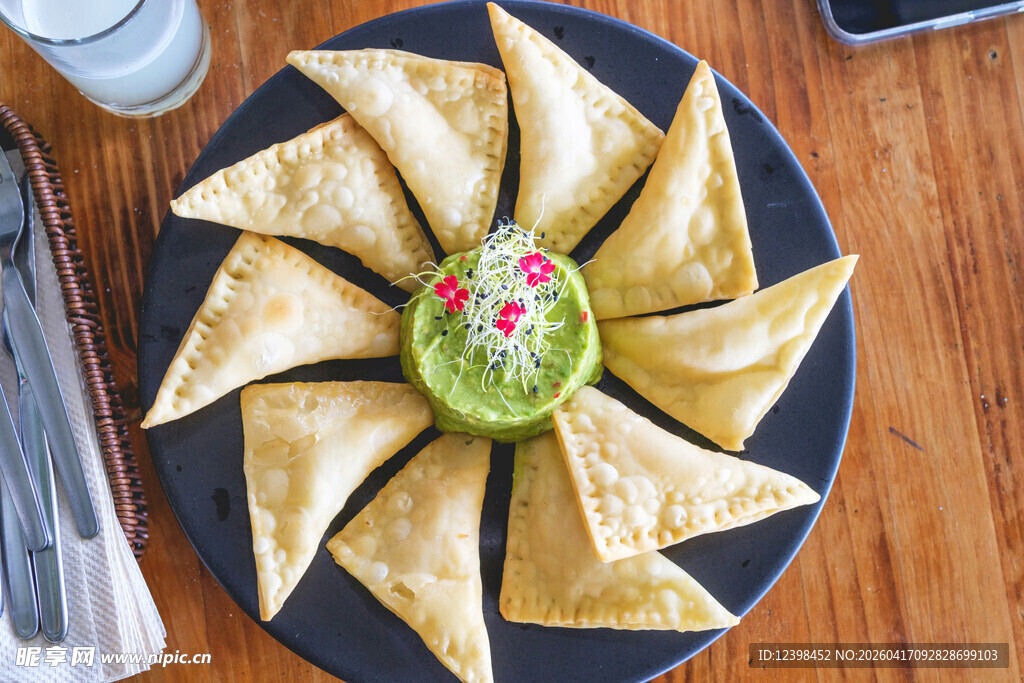 美味三角酥配绿色蘸酱