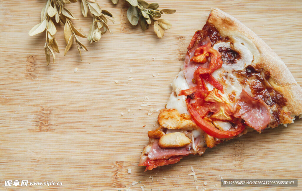 美味培根蔬菜披萨切片