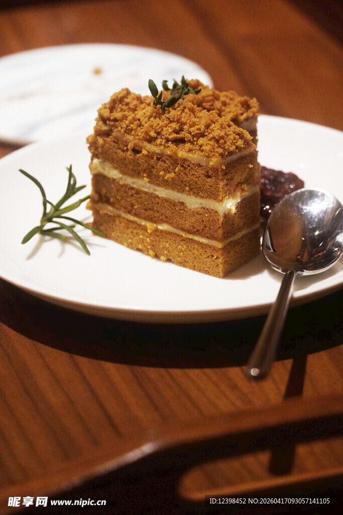 美味肉松蛋糕摆于白盘