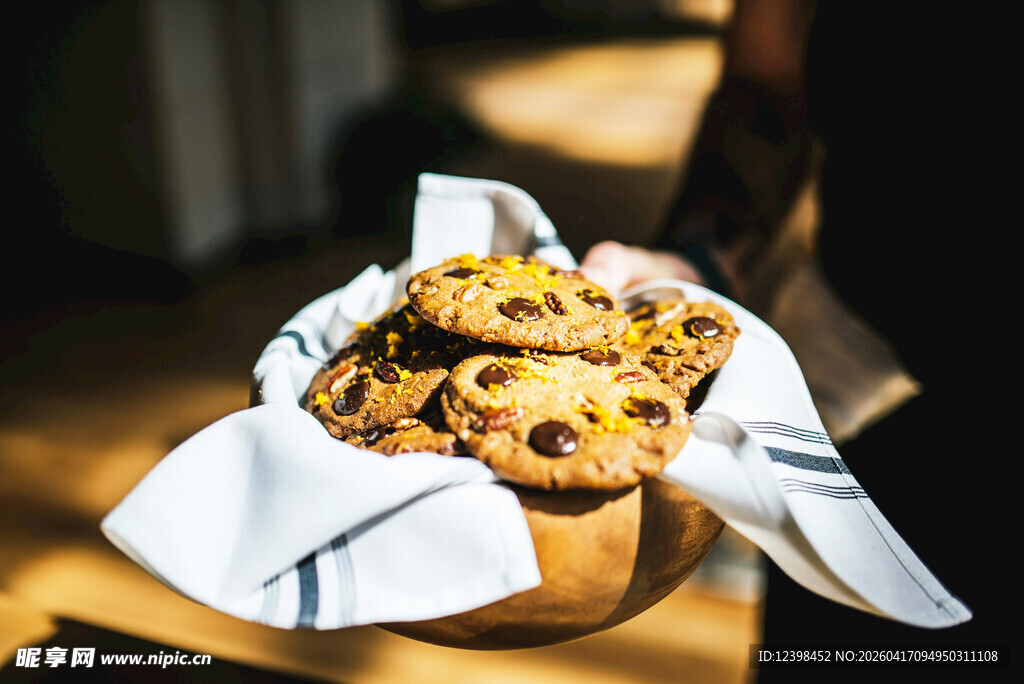 木碗中美味的炸洋葱圈