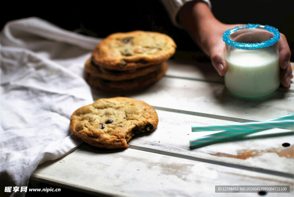 手捧牛奶配美味曲奇