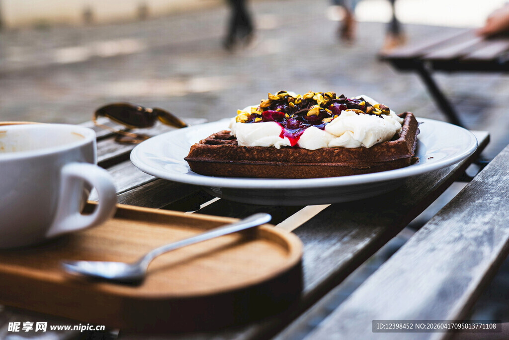 户外木桌上的美味甜点