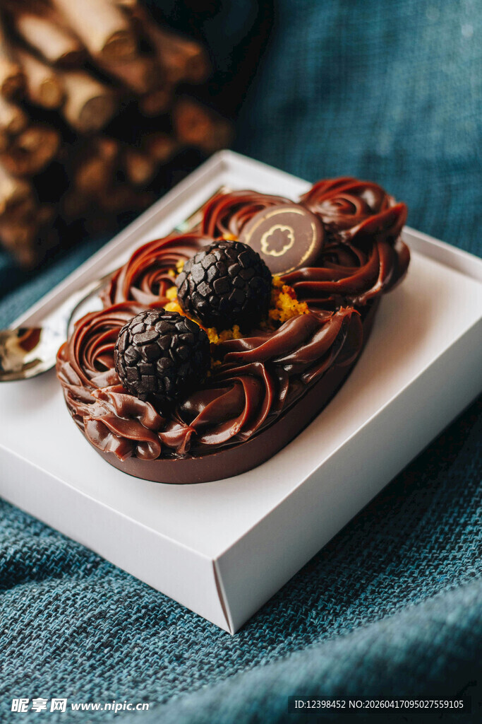 精致巧克力甜点摆拍