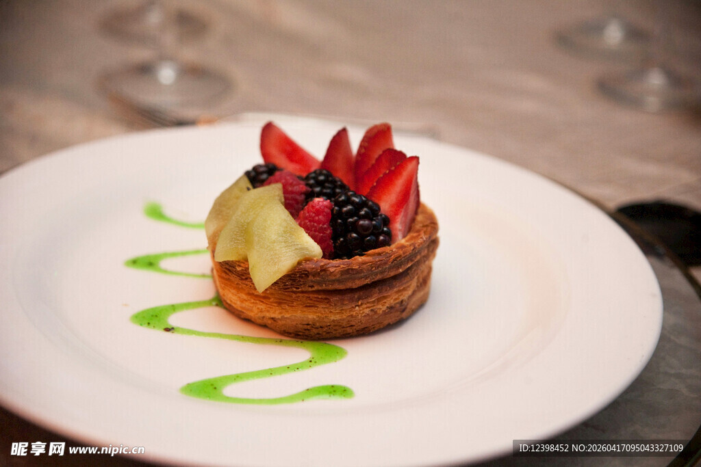 精致莓果甜点摆盘