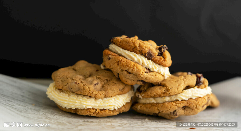 美味夹心饼干堆叠展示