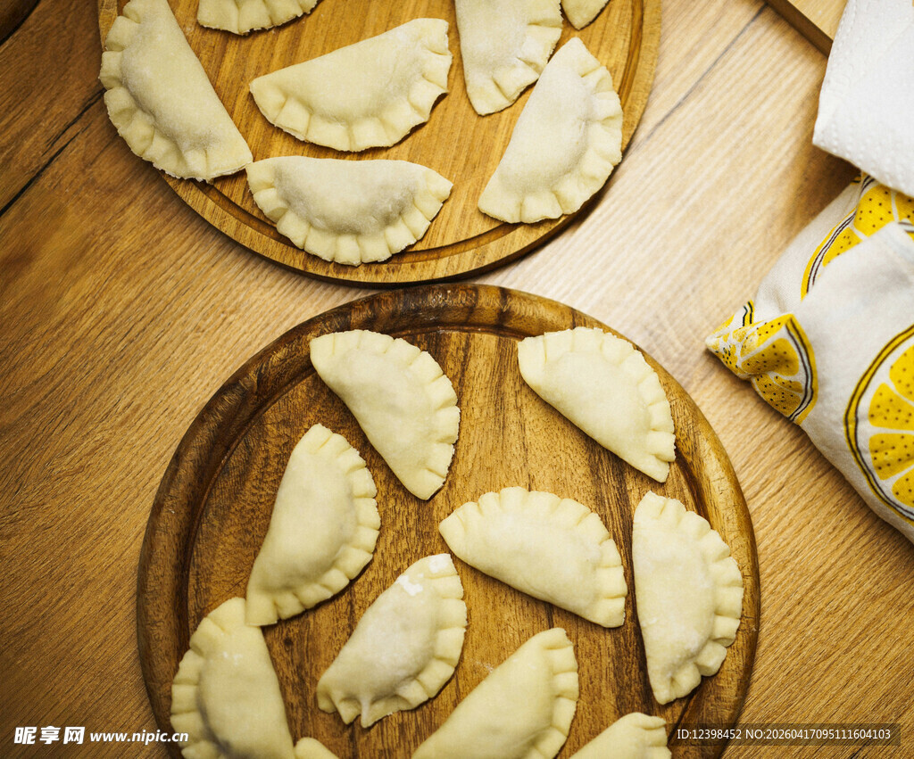 木盘上摆放的美味饺子