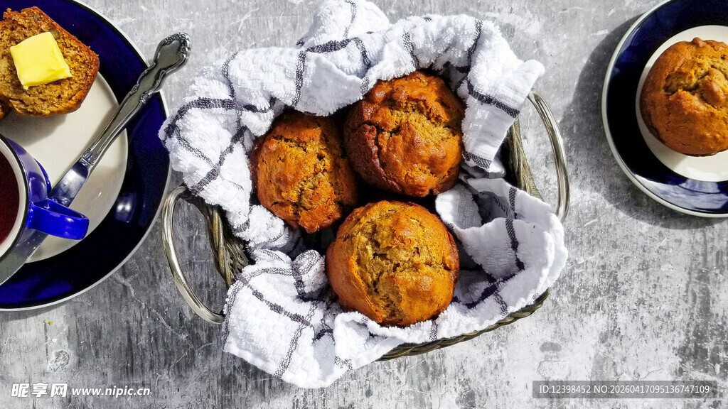 美味松饼置于白色纸巾上