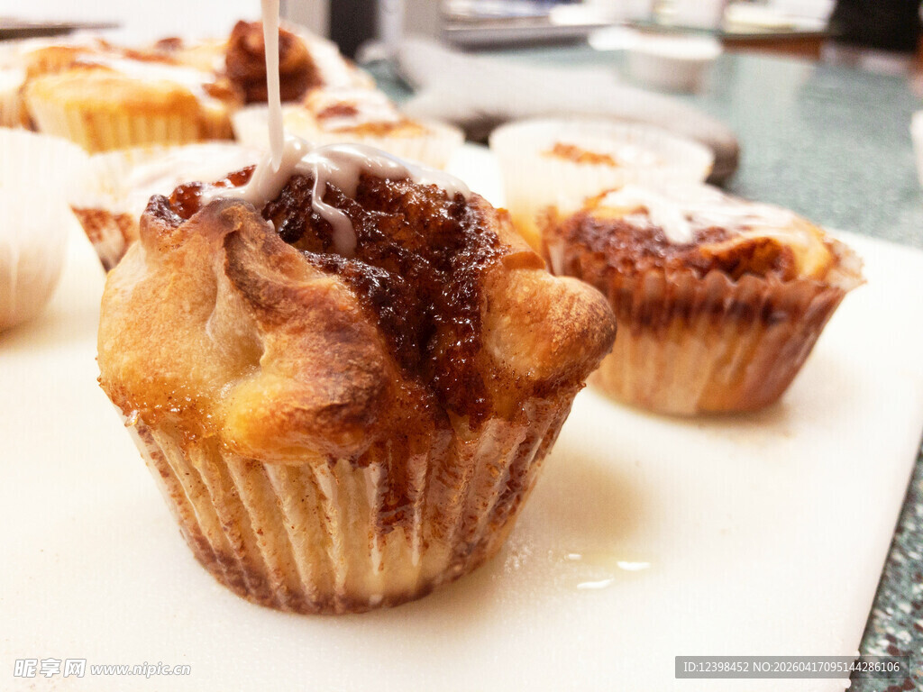 美味巧克力淋面纸杯蛋糕