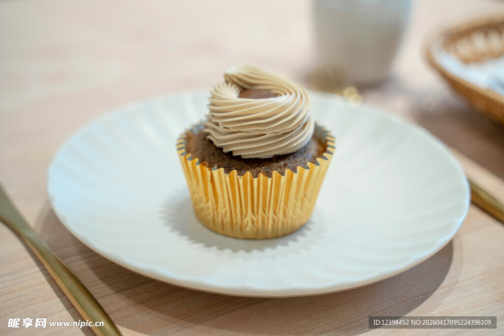 精致纸杯蛋糕置于白盘上