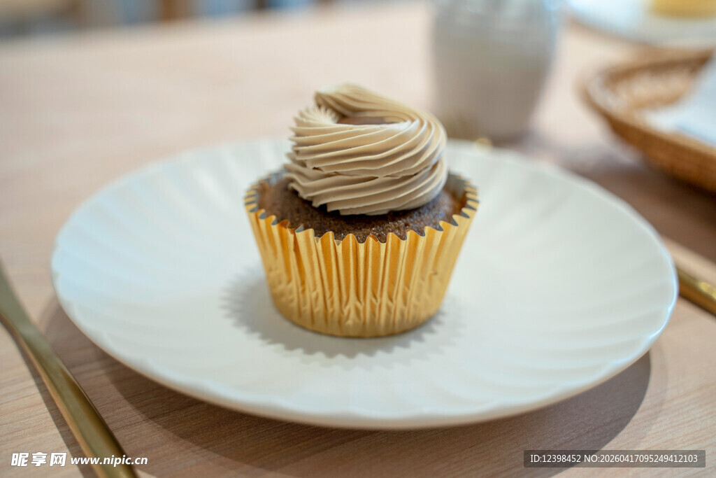 精致纸杯蛋糕置于白盘