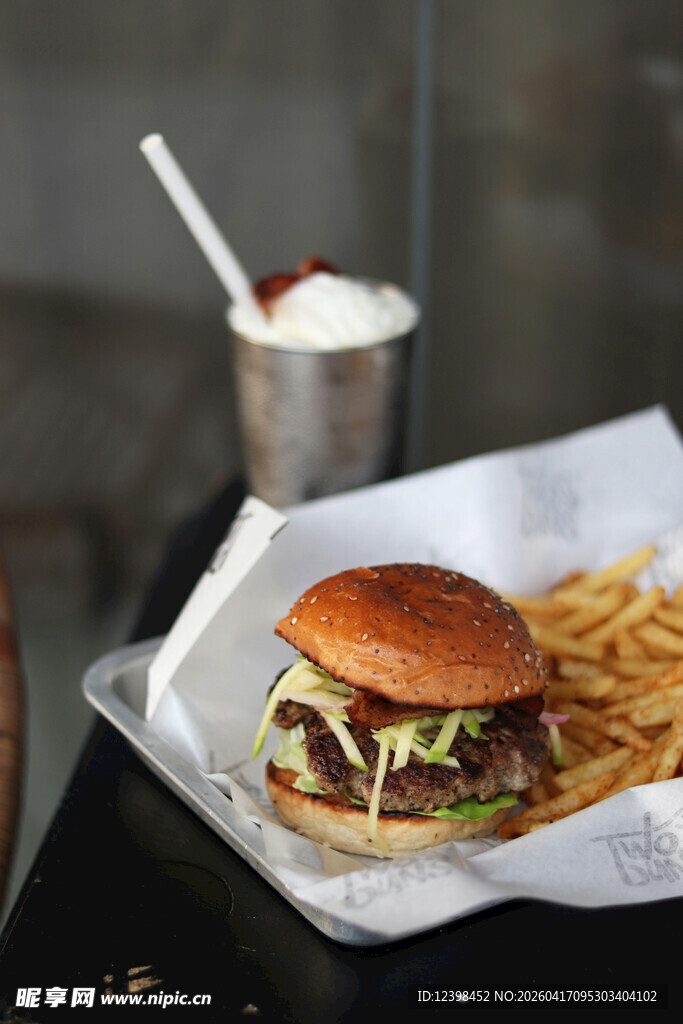 美味汉堡配薯条与奶昔