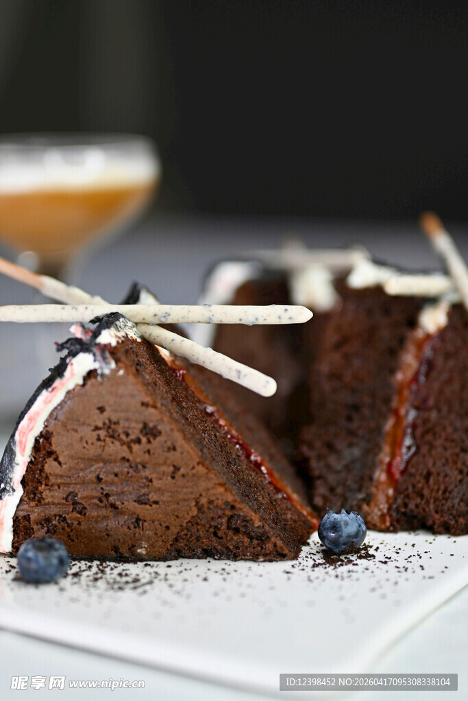 美味巧克力蛋糕配蓝莓
