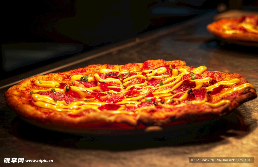 美味出炉的自制番茄披萨