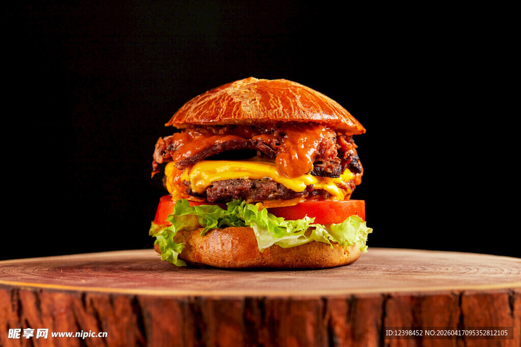 美味多层汉堡置于木台上