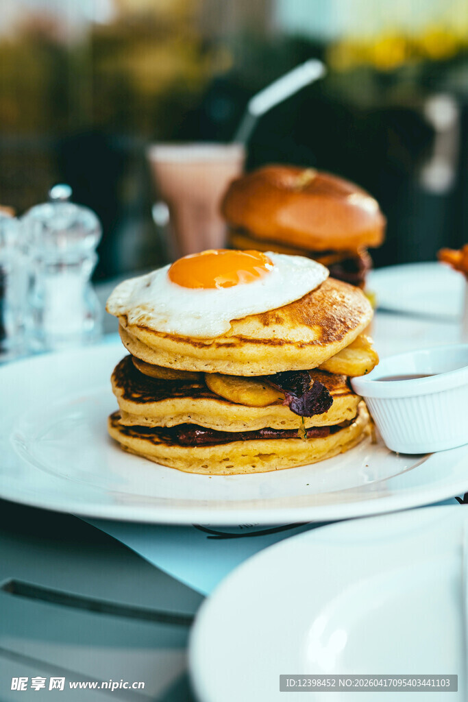 美味叠层煎饼配煎蛋