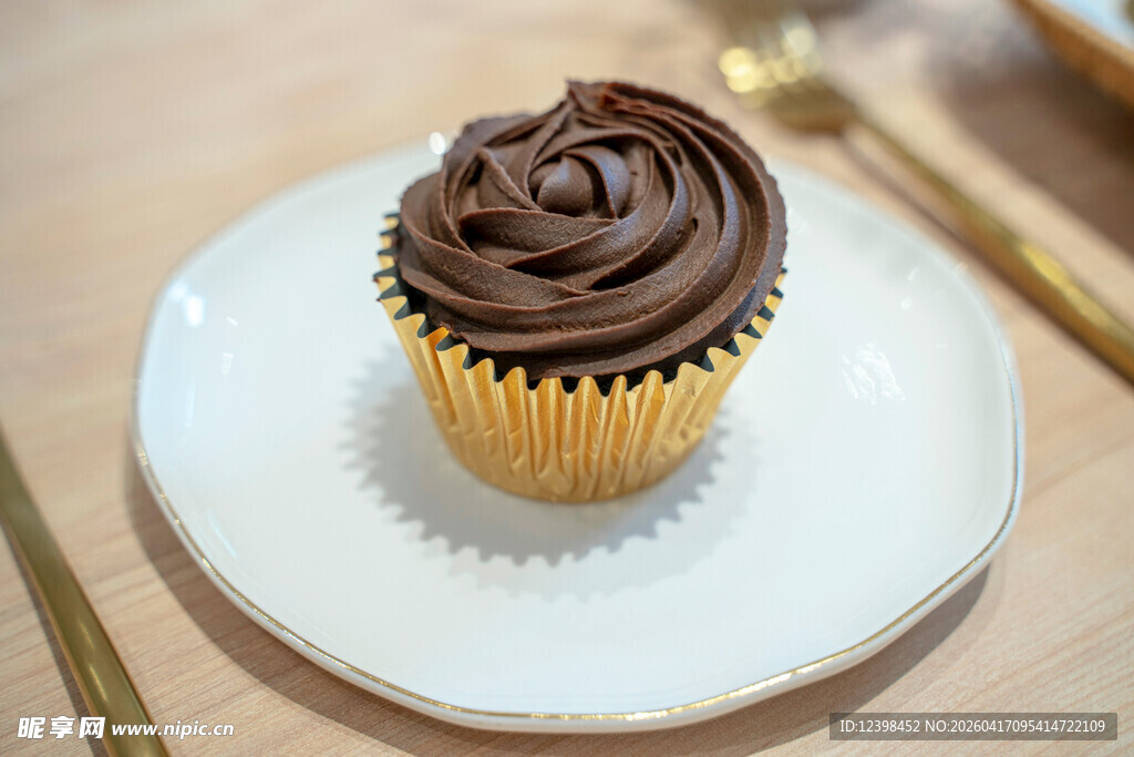 美味巧克力裱花纸杯蛋糕