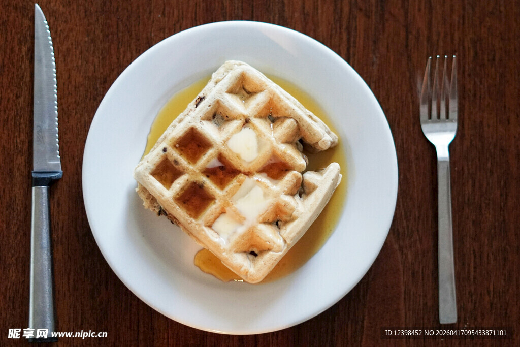 白色盘中的美味华夫饼