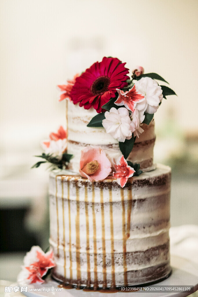 花卉装饰双层精美蛋糕