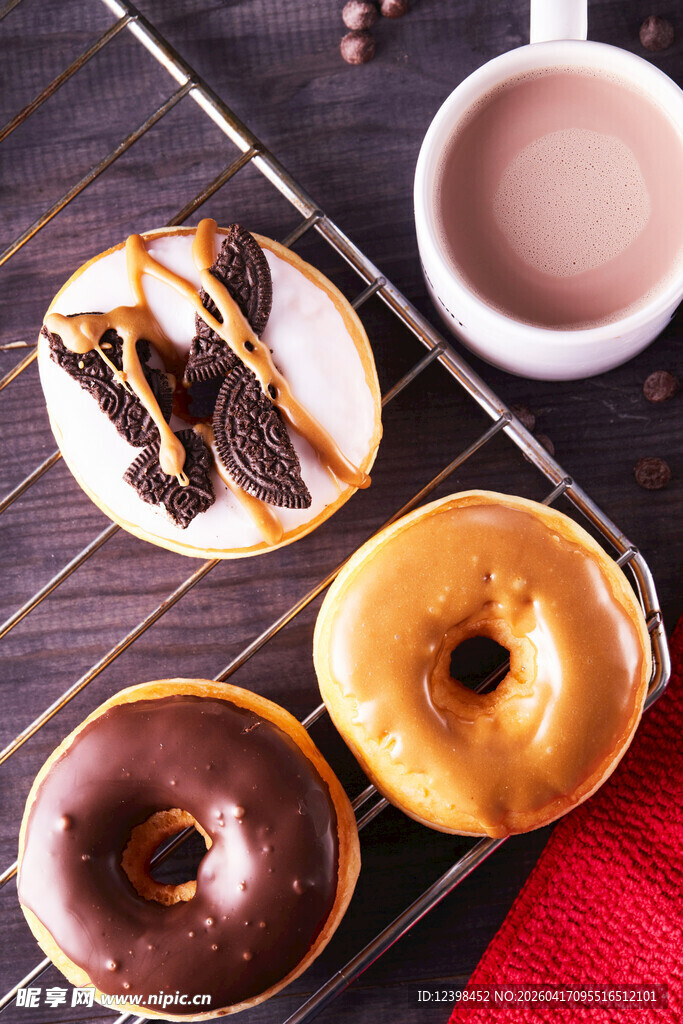 美味甜甜圈与热饮组合