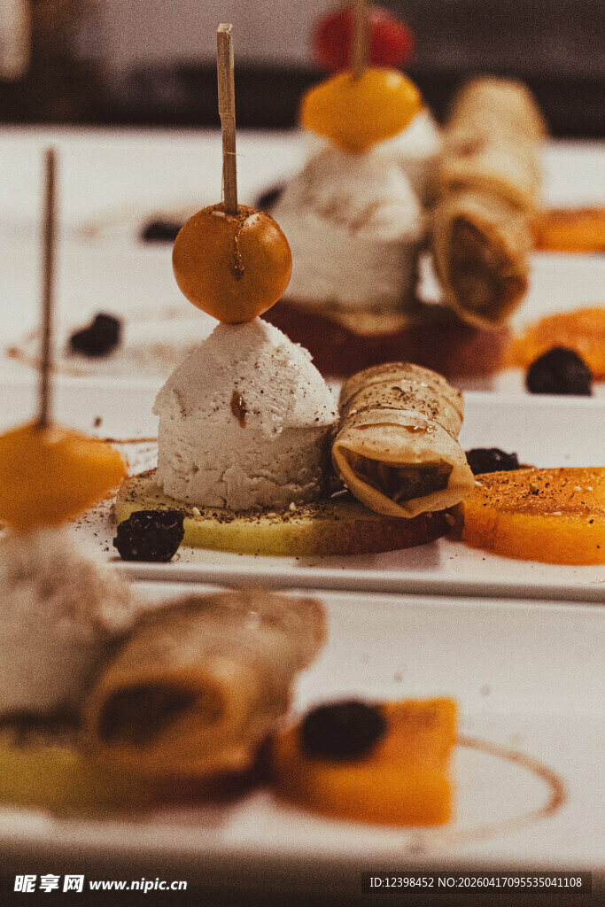 精致多样的美味甜点拼盘