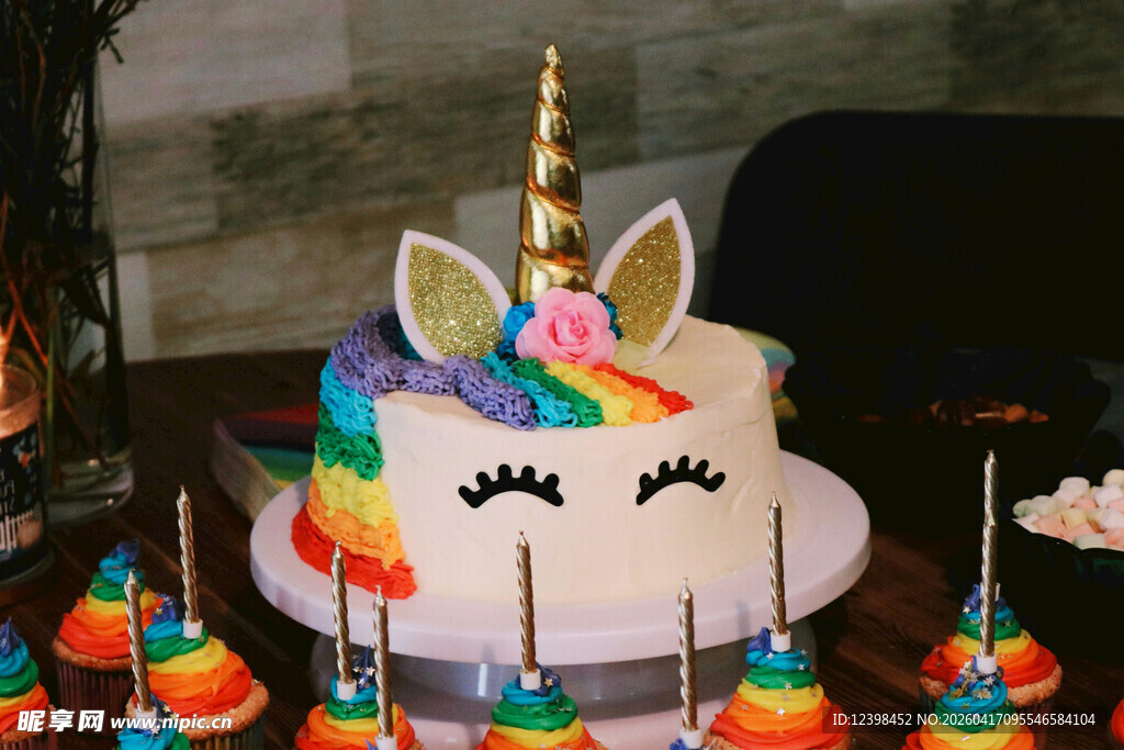 独角兽主题蛋糕与纸杯蛋糕