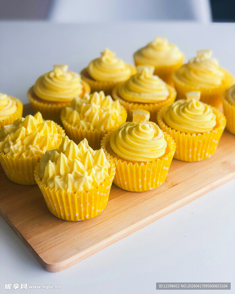 美味黄色纸杯蛋糕展示