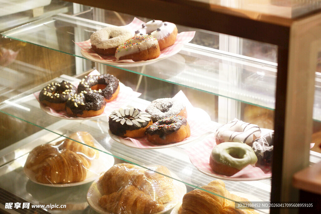 美味多样的玻璃柜糕点