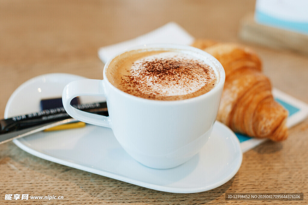 咖啡配羊角面包的惬意时光