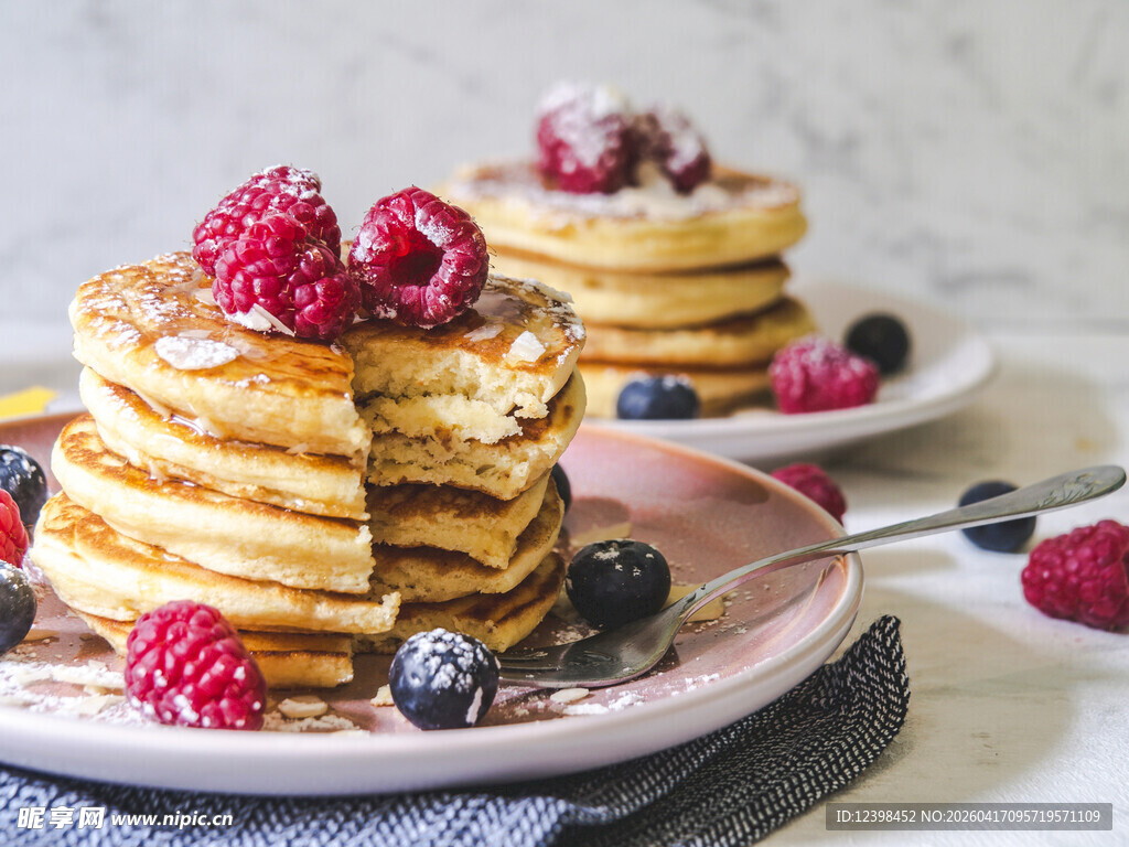 美味浆果松饼堆叠