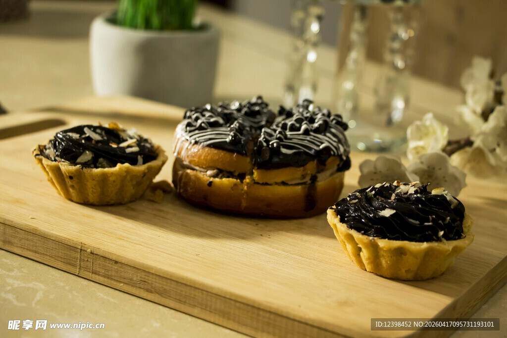 美味甜品摆放在木制托盘上