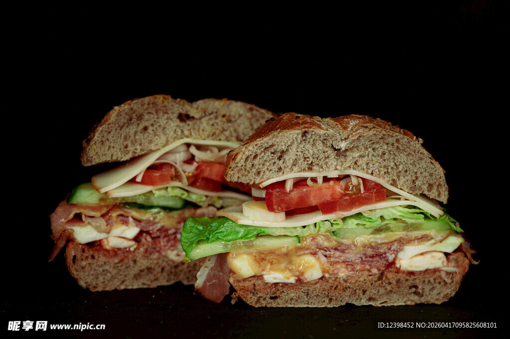 美味多层三明治诱人呈现