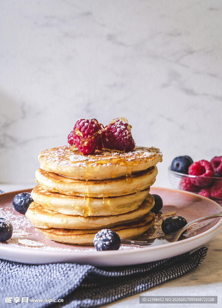 美味浆果松饼堆叠