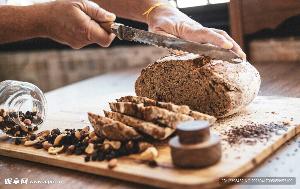 手切全麦面包于木砧板上