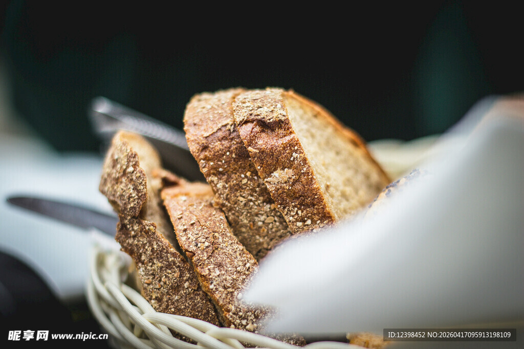 篮子里的美味切片面包