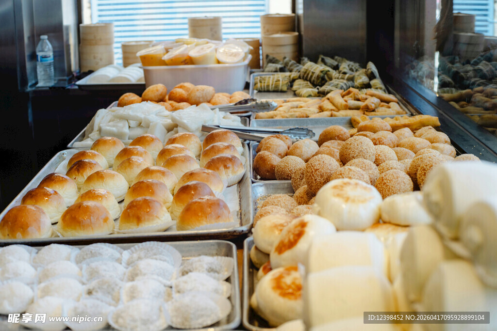 多样面包糕点陈列柜中
