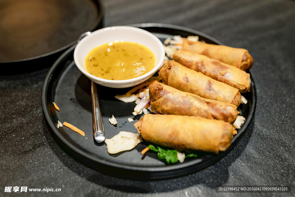 美味炸春卷配蘸酱