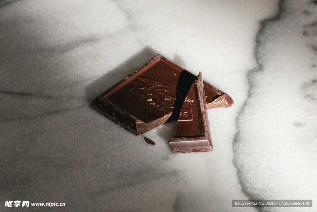 大理石上的美味巧克力