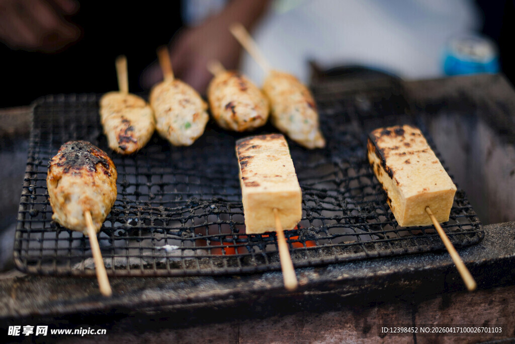炭火上的美味烤串