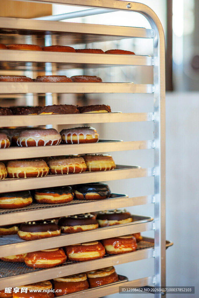 多层架上的多样烘焙食品